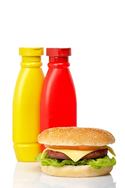 Cheeseburger met mosterd en ketchup — Stockfoto