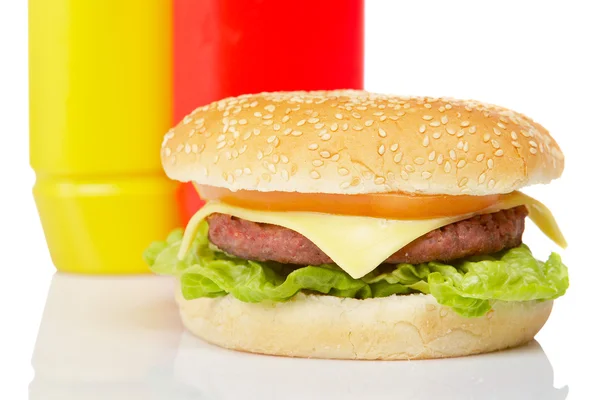 Sajtburger mustárral, ketchuppal — Stock Fotó