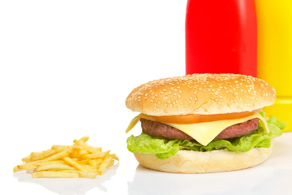 Cheeseburger, hořčici, kečup a hranolky — Stock fotografie