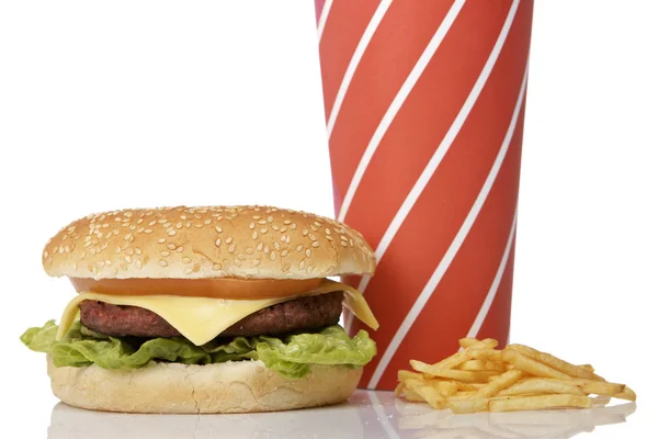 Cheeseburger, bibite gassate e patatine fritte — Foto Stock