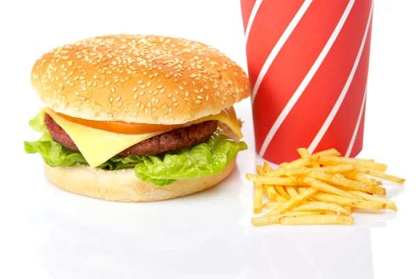 Cheeseburger, bibite gassate e patatine fritte — Foto Stock