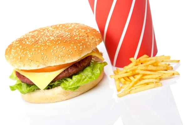 Sajtburger, szénsavas italokat és hasábburgonyával — Stock Fotó