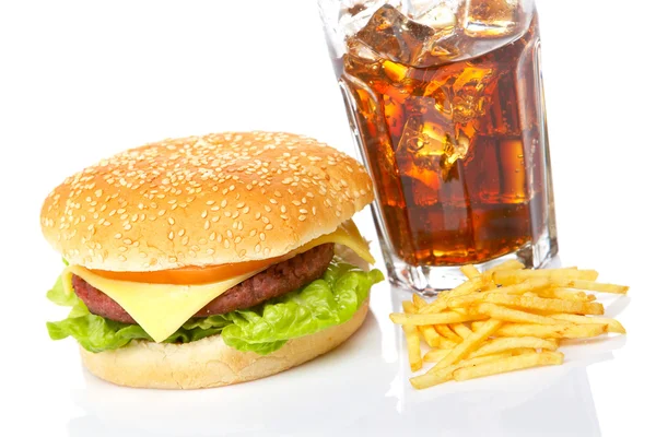 Cheeseburger, soda e patatine fritte — Foto Stock
