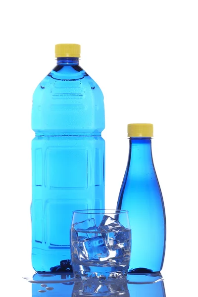 Garrafas e vidro de água mineral — Fotografia de Stock