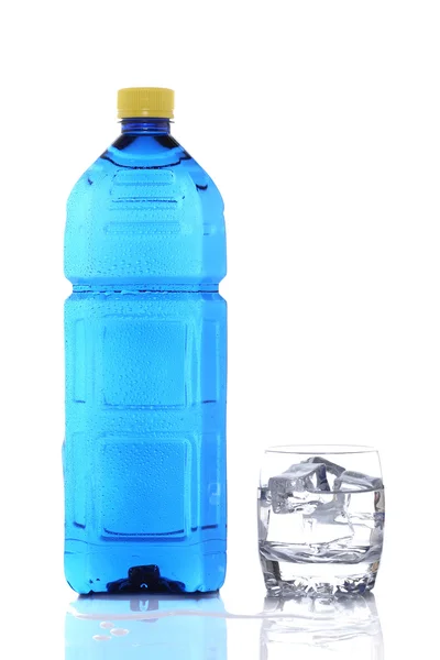 Пляшка і склянка мінеральної води з краплями — стокове фото