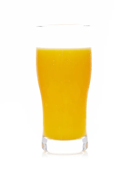 Стакан свежего апельсинового сока — стоковое фото