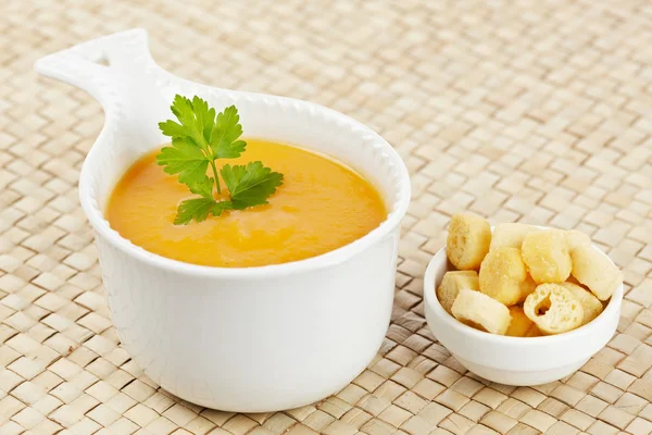 Cream of carrot soup and bread croutons — Stock Photo, Image