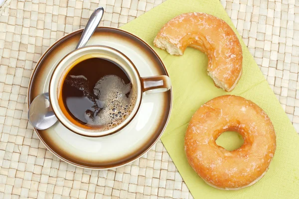 Вкусные пончики с кофе — стоковое фото