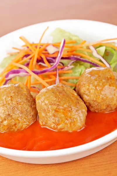 Meatballs with salad — Stock Photo, Image