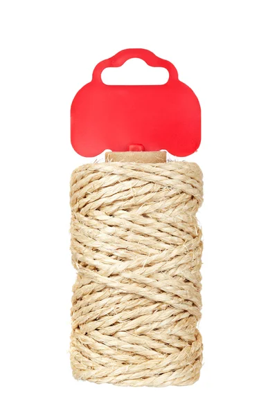 Rulle av hampa rep med röd etikett — Stockfoto