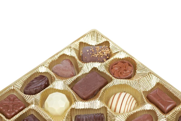 Choklad godis i en guld låda — Stockfoto