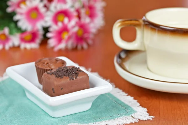 Kawa z czekoladą cukierki — Zdjęcie stockowe