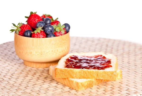 Två toast med sylt, blåbär och jordgubbar — Stockfoto
