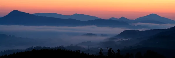 Ανατολή του ηλίου πάνω από την ομίχλη — Φωτογραφία Αρχείου