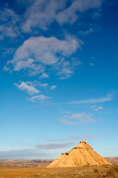 Пагорб над блакитним небом — стокове фото