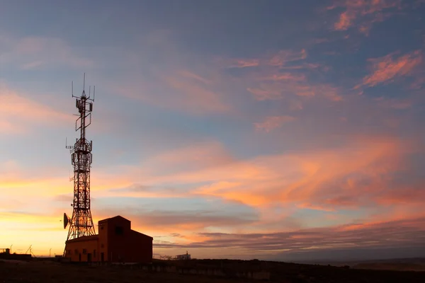 Коммуникационная башня с антеннами — стоковое фото