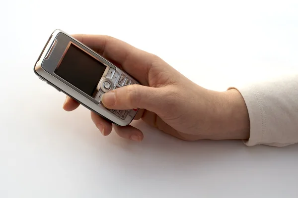 Une main qui compose un téléphone portable — Photo