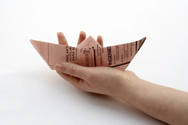Håller ett papper båt — Stockfoto