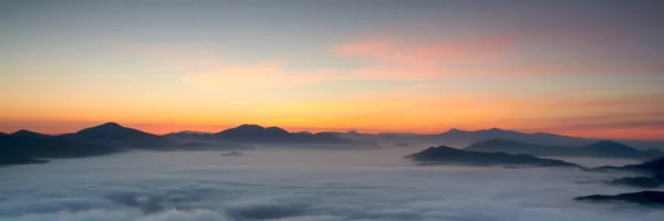 Wschód słońca nad mgła — Zdjęcie stockowe