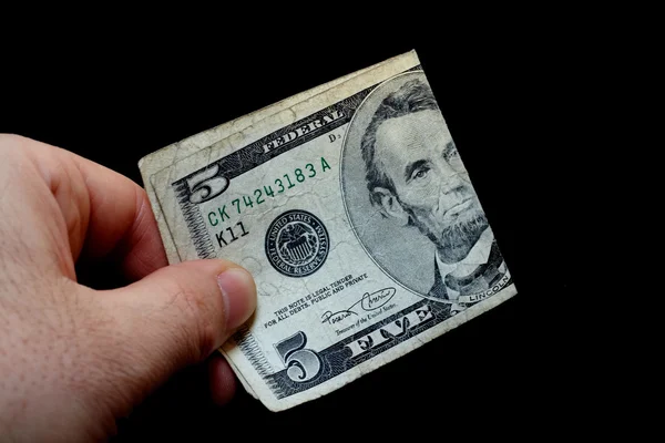 Homem segurando uma nota de cinco dólares — Fotografia de Stock