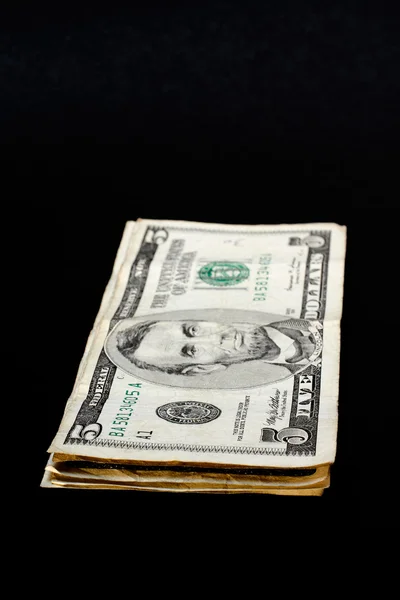 美元钞票，孤立在黑色背景上的堆栈 — 图库照片
