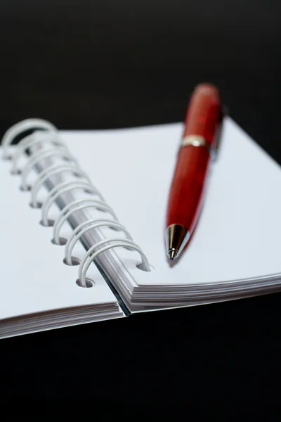 Caderno branco e caneta, sobre fundo branco — Fotografia de Stock
