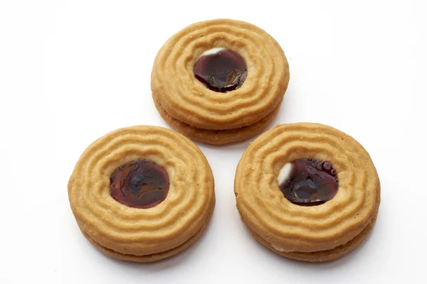 Tři jahodové soubory cookie na bílém pozadí — Stock fotografie