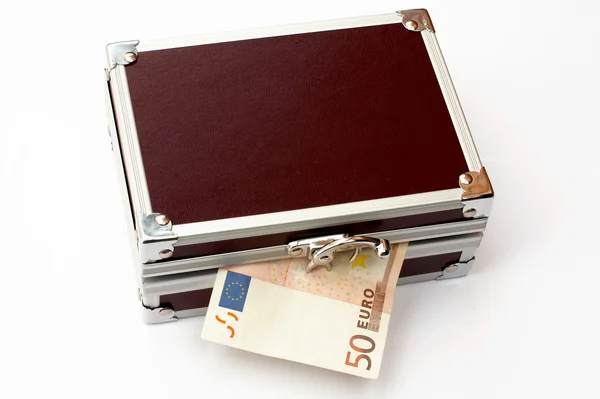 50 евро на коричневый тонированный металлический портфель, изолированный — стоковое фото