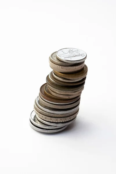 Pila di monete, isolata su sfondo bianco — Foto Stock