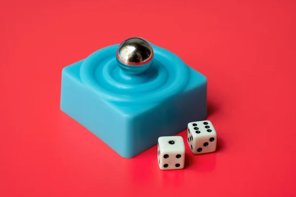 大理石钢蓝色平台和骰子，红色的背景上 — 图库照片