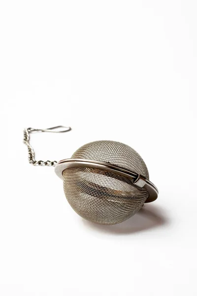 Bola de chá de aço inoxidável no fundo branco — Fotografia de Stock