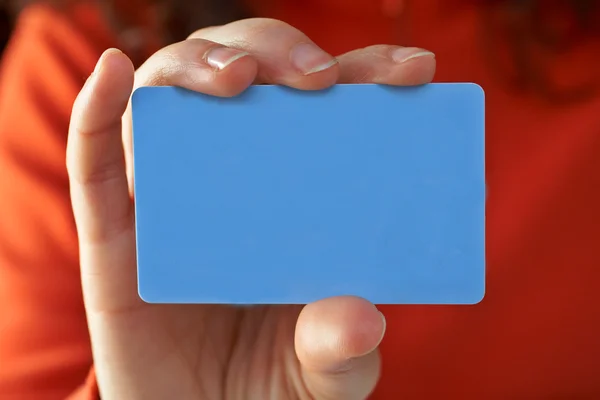 A hitelkártya, a kezét a nő — Stock Fotó
