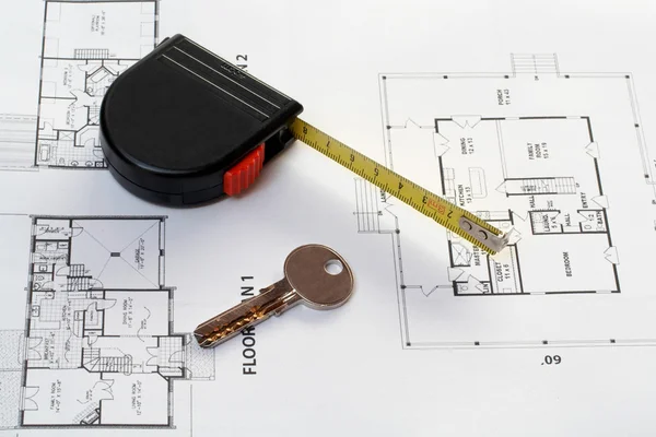 房子的钥匙、 度量值和建筑计划 — 图库照片