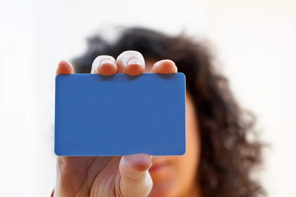 Kvinna med ett kreditkort på hennes hand — Stockfoto