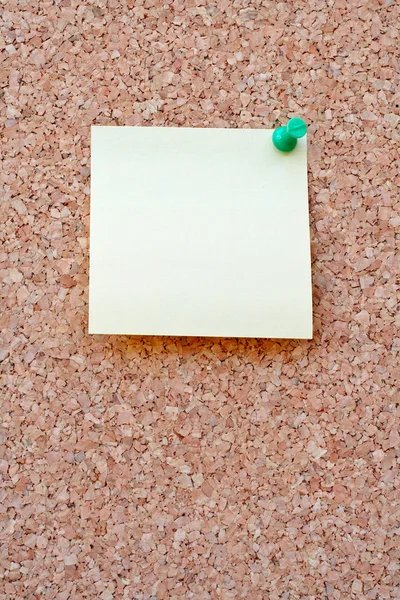 Bir corkboard üzerinde sarı postit — Stok fotoğraf