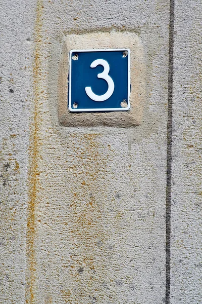 Номер три на стіні — стокове фото