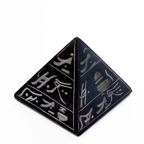 Beyaz zemin üzerine siyah piramit — Stok fotoğraf