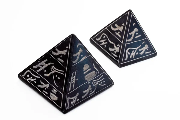 Δύο πυραμίδα μαύρο σε λευκό φόντο — Φωτογραφία Αρχείου