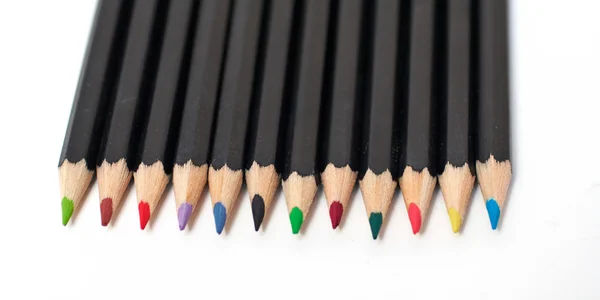 Färgade skolan pennor staplade. makro — Stockfoto