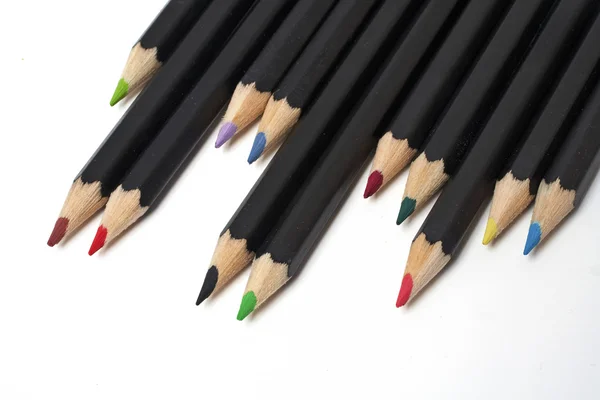 Färgade skolan pennor staplade — Stockfoto