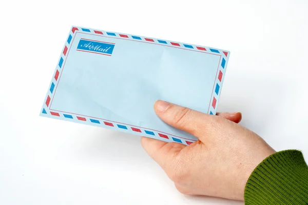 Segurando envelope em fundo isolado — Fotografia de Stock