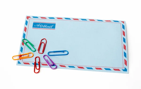 Envelope e clipes em fundo isolado — Fotografia de Stock
