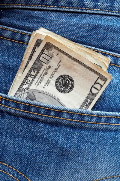 Tien dollar facturen in een jeans zak — Stockfoto