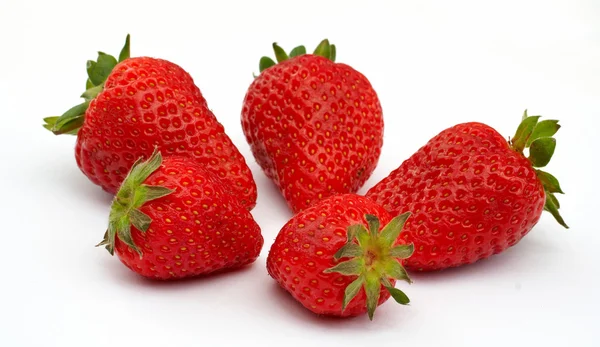 Cinci căpșuni, concentrați-vă pe căpșunile din față. Pe alb ba — Fotografie, imagine de stoc