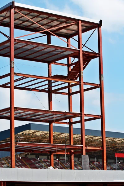 Сталева конструкція та будівельний кран встановлені на блакитне небо — стокове фото
