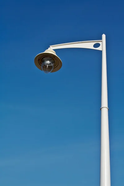 Lantaarnpaal over de blauwe hemel — Stockfoto