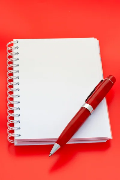 Caderno branco e caneta — Fotografia de Stock