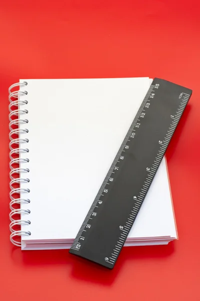 Witte notebook en maatregel — Stockfoto