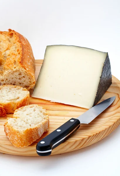 Cheese, bread and knife on wood plate — Stock Photo, Image