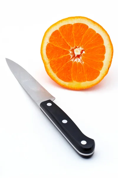 Nůž a půl pomeranče — Stock fotografie
